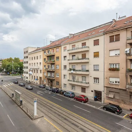 Sunny 2bdr With A Balcony * Zagreb